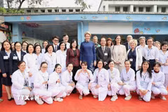 Hoàng hậu Bỉ Mathilde với các y, bác sỹ của Bệnh viện Nhi Trung ương. (Ảnh: TTXVN phát)