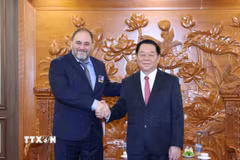 Trưởng Ban Tuyên giáo và Dân vận Trung ương Nguyễn Trọng Nghĩa và đồng chí Guillermo Rehermann Armesto, Ủy viên Bộ Chính trị, Bí thư Trung ương phụ trách tổ chức và chính sách cán bộ Đảng Cộng sản Uruguay. (Ảnh: Phương Hoa/TTXVN)
