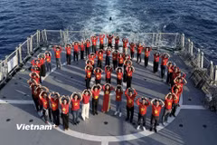 Đoàn kiều bào trên 'Chuyến tàu Đại đoàn kết.' (Ảnh: Huy Khánh/Vietnam+)