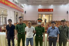 Cơ quan Cảnh sát điều tra Công an tỉnh Quảng Trị thi hành lệnh bắt bị can để tạm giam đối với Nguyễn Tấn Thắng. (Nguồn: Công an tỉnh Quảng Trị)