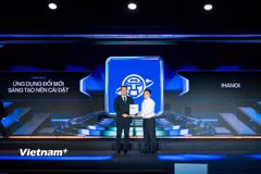 Trao chứng nhận “Ứng dụng đổi mới sáng tạo nên cài đặt” cho Công dân Thủ đô số - iHanoi. (Ảnh: Minh Sơn/Vietnam+)