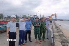 Ông Bùi Trung Tiến, Bí thư Đảng ủy Đặc khu Bạch Long Vĩ kiểm tra công tác phòng chống bão trên đảo. (Ảnh: TTXVN phát)