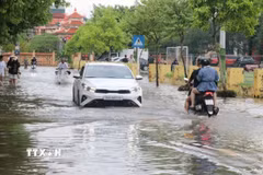 Tuyến phố Đức Minh, phường Lê Thanh Nghị vẫn ngập cục bộ sáng 24/8. (Ảnh: Mạnh Minh/TTXVN)