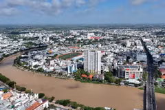 Một góc đô thị Long Xuyên dọc theo sông Long Xuyên với hệ thống hạ tầng, khu dân cư và các công trình đô thị phát triển đồng bộ, hiện đại. (Ảnh: Thanh Sang/TTXVN)
