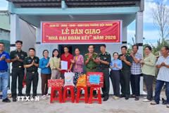 Phường Hiệp Thành tổ chức bàn giao nhà Đại đoàn kết cho hộ nghèo, hộ cận nghèo và con đẻ của người hoạt động kháng chiến bị nhiễm chất độc hóa học. (Ảnh: TTXVN phát)