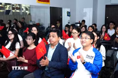 Ông Trần Phú Thuận, Phó Chủ tịch kiêm Tổng Thư ký Liên hiệp các tổ chức người Việt Nam tại Liên bang Nga, đại diện Ban Cán sự Đoàn, Hội sinh viên Việt Nam tại Liên bang Nga theo dõi phát trực tiếp chương trình nghệ thuật chính luận "Tổ quốc trong tim." Ảnh: Văn Hiếu/TTXVN)