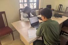 Công an làm việc với admin nhóm "Những người ghét bố mẹ." (Nguồn: Công an Hưng Yên)