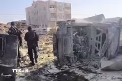Binh sỹ Chính phủ Yemen gác tại hiện trường một vụ đánh bom tại Aden. (Ảnh: THX/TTXVN phát)