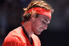 Stefanos Tsitsipas bị loại ngay từ vòng 1. (Nguồn: EPA)