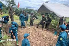Sự đồng lòng tập trung cao độ của các chiến sỹ trong hành trình tìm kiếm hài cốt liệt sỹ theo tinh thần Chiến dịch 500 ngày đêm. (Ảnh: Vũ Hà/TTXVN)