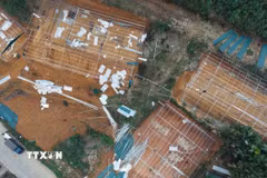 Người dân tự nguyện tháo dỡ công trình xây dựng trái phép tại dự án đường dây 500KV Lào Cai-Vĩnh Yên tại xã Yên Kiện, huyện Đoan Hùng, Phú Thọ. (Ảnh: TTXVN)