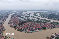 Hình ảnh nước sông Cầu dâng cao, lưu lượng nước chảy xiết gây ngập các hộ dân hai bên bờ sông tại phường Vân Hà và một số hộ tại phường Kinh Bắc, tỉnh Bắc Ninh. (Ảnh: Thanh Thương/TTXVN)
