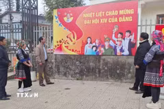 Cán bộ, đảng viên và nhân dân xã Púng Luông kỳ vọng Đại hội sẽ thông qua những quyết sách đúng đắn giúp đồng bào dân tộc thiểu số, miền núi bứt phá về kinh tế, xóa đói, giảm nghèo. (Ảnh: TTXVN phát)