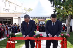 Tổng Bí thư Tô Lâm cắt băng khánh thành Tượng đài Chủ tịch Hồ Chí Minh trong khuôn viên Đại sứ quán. (Ảnh: Thống Nhất/TTXVN)