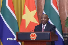 Tổng thống Nam Phi Matamela Cyril Ramaphosa gặp gỡ báo chí, thông báo về kết quả hội đàm giữa hai bên. (Ảnh: Lâm Khánh/TTXVN)
