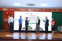 Các đại biểu khởi động dự án Green Hero Solution. (Ảnh: Hương Giang/TTXVN)