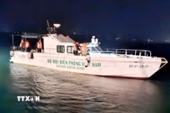 Đồn Biên phòng Cửa khẩu Cảng Gianh cùng Hải đội Biên phòng 1, tàu vận tải Khánh Minh 09 và một tàu đánh cá địa phương kịp thời phối hợp hỗ trợ cứu nạn hai ngư dân bị chìm thuyền. (Ảnh: TTXVN phát)