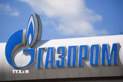 Biểu tượng tập đoàn dầu khí Gazprom tại một trạm xăng ở Moskva, Nga. (Ảnh: THX/TTXVN)