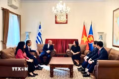 Đoàn công tác tỉnh Phú Thọ thăm và làm việc với Đại sứ quán Việt Nam tại Hy Lạp. (Ảnh: TTXVN phát)