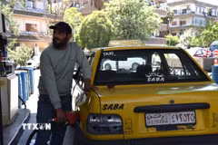 Người dân mua xăng tại trạm xăng ở Damascus, Syria. (Ảnh: THX/TTXVN)