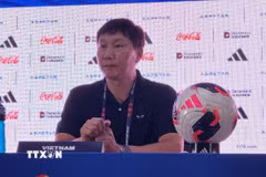 HLV Kim Sang-sik trả lời báo giới sau trận đấu giữa Việt Nam-Thái Lan. (Ảnh: Minh Thái/TTXVN)