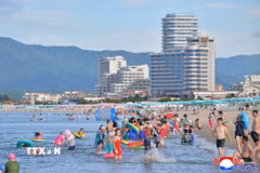 Người dân Triều Tiên tại khu du lịch Wonsan Kalma ở bờ biển phía Đông Triều Tiên. (Ảnh: Yonhap/TTXVN)