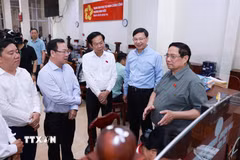 Thủ tướng Phạm Minh Chính thăm, kiểm tra tình hình hoạt động của Trung tâm Phục vụ hành chính công phường Ninh Kiều. (Ảnh: Dương Giang/TTXVN)