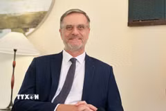 Đại sứ Cộng hòa Pháp tại Việt Nam Olivier Brochet trả lời phỏng vấn báo chí. (Ảnh: Việt Đức/TTXVN)