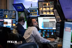 Giao dịch viên tại sàn chứng khoán New York, Mỹ. (Ảnh: THX/TTXVN)