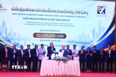 Lãnh đạo hai Tập đoàn trao Biên bản thỏa thuận hợp tác (MOA) và bắt tay chúc mừng sự thành công của Lễ ký kết. (Ảnh: Xuân Tú/TTXVN)