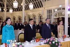 Tổng Bí thư, Chủ tịch nước Tô Lâm và Phu nhân Ngô Phương Ly cùng Nhà vua Thái Lan Maha Vajiralongkorn Phra Vajiraklaochaoyuhua và Hoàng hậu Suthida Bajrasudhabimalalakshana với các đại biểu thực hiện nghi thức chào cờ. (Ảnh: Thống Nhất/TTXVN)