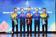 Chủ tịch Hội Liên hiệp Thanh niên Việt Nam khóa IX Nguyễn Kim Quy (giữa) cùng hai Phó Chủ tịch Lê Hải Long (ngoài cùng bên phải) và Đỗ Tuấn Hanh (ngoài cùng bên trái) nhận hoa chúc mừng từ lãnh đạo Trung ương Đoàn tại hội nghị. (Ảnh: Hạnh Quyên/TTXVN)