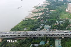 Phương tiện lưu thông trên cầu Thăng Long. (Ảnh: Quốc Khánh/TTXVN)