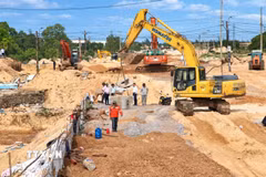 Các nhà thầu đang tập trung đẩy nhanh tiến độ, phấn đấu hoàn thiện 1 km đường đầu cầu phía Đông, đưa cầu Nhật Lệ 3 vào sử dụng cuối tháng 10/2026. (Ảnh: Nguyên Linh/TTXVN)