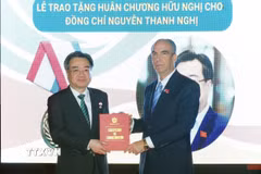 Đại sứ Cuba tại Việt Nam Rogelio Polanco Fuentes trao tặng Huân chương Hữu nghị của Nhà nước Cuba cho ông Nguyễn Thanh Nghị. (Ảnh: Phương Hoa/TTXVN)