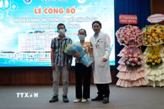 Bác sỹ phẫu thuật Bệnh viện đa khoa Đồng Nai chúc mừng bệnh nhân sau ca ghép thận thành công. (Ảnh: Lê Xuân/TTXVN)