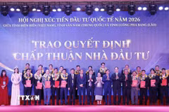 Tỉnh Điện Biên trao quyết định chấp thuận nhà đầu tư và biên bản ghi nhớ hợp tác giữa tỉnh và các nhà đầu tư. (Ảnh: Trung Kiên/TTXVN)