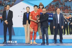 Đình Bắc nhận giải thưởng Cầu thủ xuất sắc nhất ASEAN Cup 2026. (Ảnh: Minh Quyết/TTXVN)