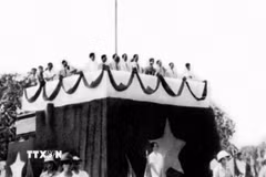 Sáng 2/9/1945, tại Quảng trường Ba Đình lịch sử, Chủ tịch Hồ Chí Minh đọc Tuyên ngôn Độc lập, khai sinh nước Việt Nam Dân chủ Cộng hòa, khẳng định trước quốc dân đồng bào và toàn thế giới: “Nước Việt Nam có quyền hưởng tự do và độc lập, và sự thực đã thành một nước tự do và độc lập. Toàn thể dân Việt Nam quyết đem tất cả tinh thần và lực lượng, tính mệnh và của cải để giữ vững quyền tự do và độc lập ấy.” (Ảnh: Tư liệu TTXVN)