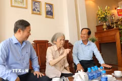Bà Lê Nguyễn Hồng Minh, con gái đồng chí Nguyễn Thị Minh Khai, nguyên Bí thư Thành ủy Sài Gòn - Chợ Lớn, trao đổi với lãnh đạo TP. Hồ Chí Minh. (Ảnh: Thanh Vũ/TTXVN)