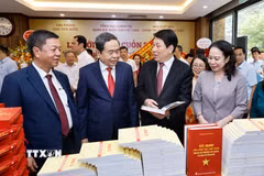 Chủ tịch Quốc hội Trần Thanh Mẫn dự Lễ giới thiệu cuốn sách Sức mạnh của dân tộc Việt Nam trong sự nghiệp xây dựng và bảo vệ Tổ quốc của Đại tướng Lương Cường. (Ảnh: Doãn Tấn/TTXVN)