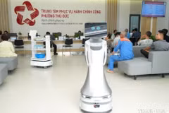 Phường Thủ Đức, TP. HCM đưa vào thử nghiệm robot hỗ trợ người dân đến làm thủ tục dịch vụ công trực tuyến. (Ảnh: Hữu Duyên/TTXVN)