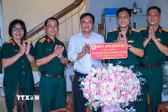 Đoàn công tác của Đảng ủy, Bộ Tư lệnh Quân khu 9 thăm, chúc mừng CQTT TTXVN tại thành phố Cần Thơ nhân dịp kỷ niệm 100 năm Ngày Báo chí Cách mạng Việt Nam (21/6/1925-21/6/2025). (Ảnh: Thanh Liêm/TTXVN)