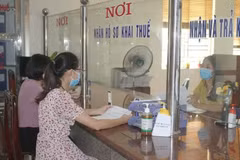 Người dân làm thủ tục nộp thuế. (Ảnh minh họa: Thùy Dung/TTXVN)