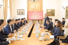 Đại sứ Nguyễn Đắc Thành phát biểu trong cuộc làm việc với đoàn công tác Thành phố Hồ Chí Minh. (Ảnh: Thu Hằng/TTXVN)