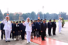 Đồng chí Vilay Lakhamphong, Ủy viên Bộ Chính trị, Thường trực Ban Bí thư Trung ương Đảng Nhân dân Cách mạng Lào cùng đoàn đại biểu đến đặt vòng hoa, vào Lăng viếng Chủ tịch Hồ Chí Minh. (Ảnh: Tuấn Anh/TTXVN)