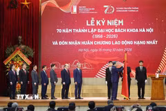 Tổng Bí thư, Chủ tịch nước Tô Lâm gắn Huân chương Lao động hạng Nhất tặng Đại học Bách Khoa Hà Nội. (Ảnh: Thống Nhất/TTXVN)