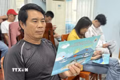 Ngư dân tìm hiểu các quy định chống khai thác IUU. (Ảnh: Tường Quân/TTXVN)