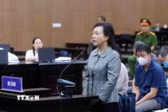 Bị cáo Nguyễn Thị Kim Tiến, cựu Bộ trưởng Bộ Y tế khai báo trước tòa. (Ảnh: Phạm Kiên/TTXVN)