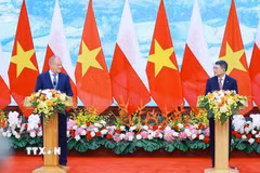 Thủ tướng Lê Minh Hưng và Thủ tướng Cộng hòa Ba Lan Donald Tusk tuyên bố nâng cấp quan hệ Việt Nam-Ba Lan lên Đối tác Chiến lược. (Ảnh: Dương Giang/TTXVN)
